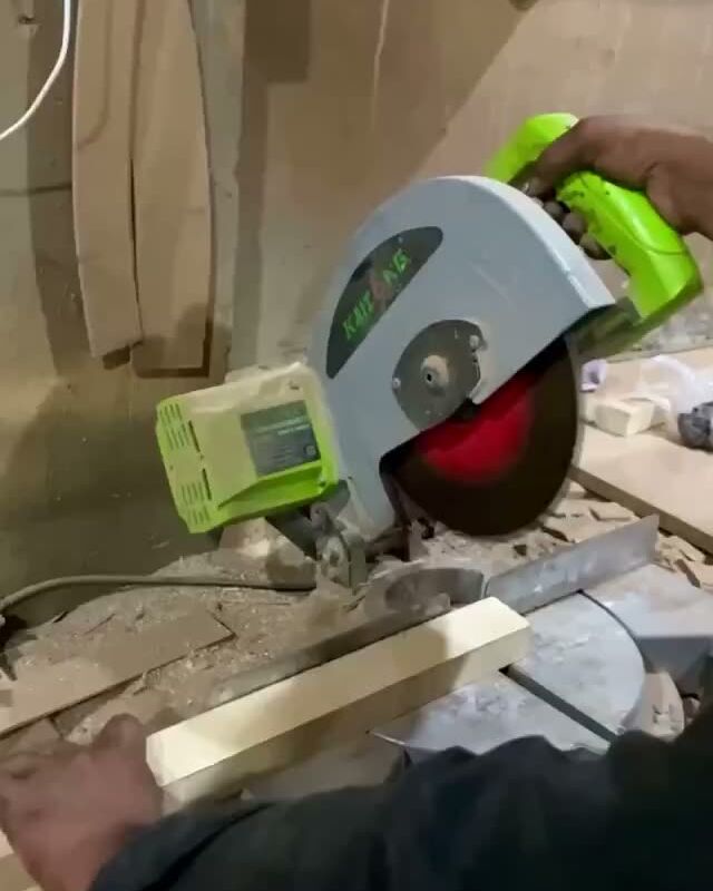Workshop saw cutting wood